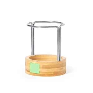 En el frontal de la base