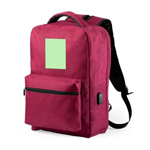 En el frontal de la mochila